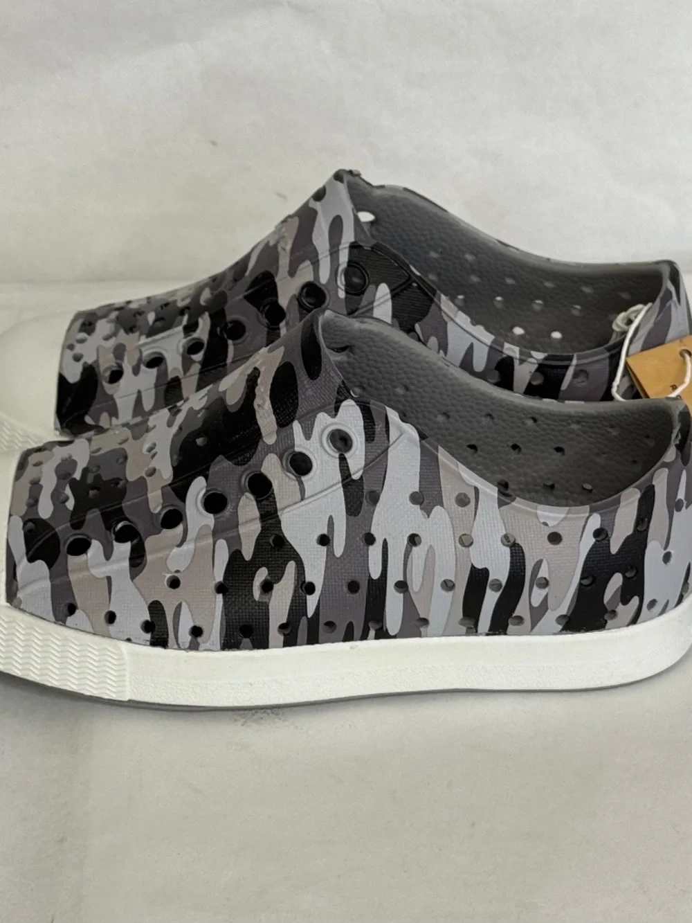 Native Jefferson Boys Kids Pigeon Grey White Camouflage Slip On Water Shoes 9 C